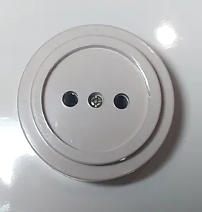 YakI marca alta calidad estándar General usado interruptor de luz eléctrica y enchufe al por mayor interruptor de pared blanco enchufe OEM personalizado