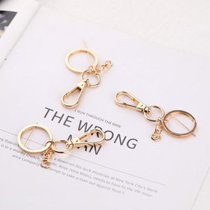Anillo de Llavero Metálico con Hebilla de Placa, Cadena de Cuatro Eslabones, Accesorio Decorativo para Bolsos, Blanco, KKC Primavera 2024 - Product Image 5