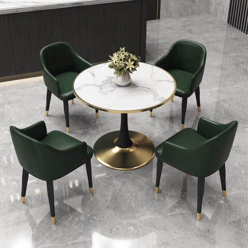 Mesa verde pavo real con cuatro sillas blancas.