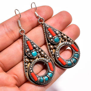 Boucles d'oreilles pendantes en argent sterling tibétain avec corail turquoise, design bohème pour femme - Cadeau pour mariage ou fête - Product Image 3