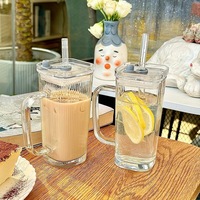 Gobelet à eau en verre transparent style INS avec poignée, haute valeur esthétique, pour femmes, été, jus, couvercle rayé, paille, vente en gros