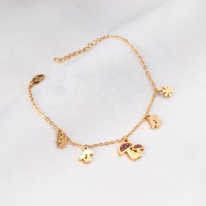เครื่องประดับแฟชั่นขายดี สร้อยข้อมือสแตนเลสชุบทอง 18K สำหรับสาวๆ ดีไซน์โซ่เชื่อมต่อ ประดับจี้รูปเห็ดเคลือบสี - Product Image 2