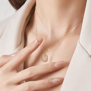 Colliers élégants en gros, hypoallergéniques, en acier inoxydable, avec pendentifs coquillages, pour femmes/hommes - Product Image 1