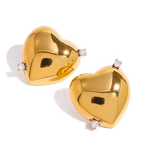 Boucles d'oreilles clous plaquées or en forme de cœur avec incrustation de diamants pour occasion spéciale - Product Image 1