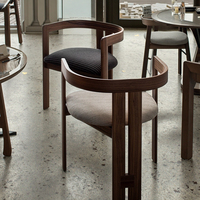Chaise de salle à manger à trois pieds Tacchini, importée d'Italie, au design décontracté moderne en noyer par Pigreco, à usage domestique pour appartement et villa