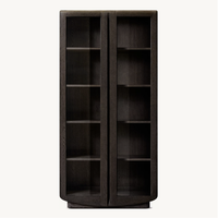 Armoire en verre Dalia de présence architecturale sassanide en chêne blanc américain richement grainé fabriqué à la main de conception belge OEM