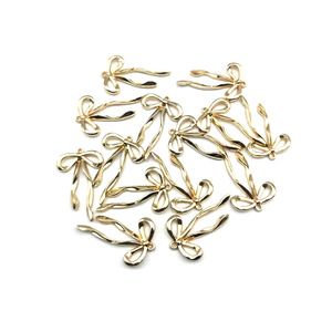 Dijes de lazo de aleación de zinc 36x44mm 24x40mm color oro, accesorio DIY para joyería, colgante, llavero, cadena para suéter, patrón tótem, unisex - Product Image 3