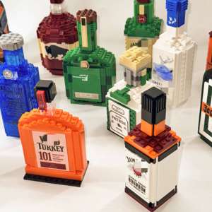 <span class=keywords><strong>D</strong></span>écoration de bar DIY : Ensemble de blocs de construction en plastique en forme de brique pour bouteille de whisky personnalisée – Cadeau <span class=keywords><strong>d</strong></span>'anniversaire pour adulte, idéal pour l'affichage - Product Image 6