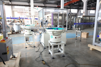 Machine d'assemblage automatique de bouchons en aluminium et plastique pour bouteilles