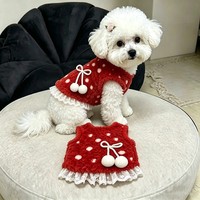 Gilet d'hiver chaud pour chien en gros, vêtement pour animaux de compagnie en peluche rouge avec bordure en dentelle et pompons 3D, tenue pour chiot style princesse