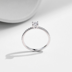 Anillo de Compromiso Clásico de Plata S925 con Diamante de Corte Brillante Redondo, Engaste de Garras y Banda Pavé, Joyería Fina para Mujer - Product Image 4