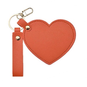 Espejo de Maquillaje Portátil Personalizado con Forma de Corazón Rojo en Relieve, de Cuero PU, con Llavero - Product Image 5