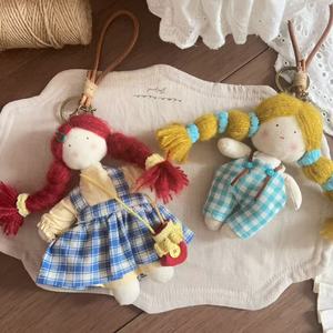 Portachiavi con Bambola in Tessuto Fatta a Mano con Logo Personalizzato, Graziosa Bambola in Cotone Morbido con <span class=keywords><strong>Vestito</strong></span> in Pizzo per Ciondolo da Borsa - Product Image 6