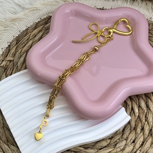 Portachiavi in acciaio inossidabile con lettera dorata a forma di <span class=keywords><strong>cuore</strong></span>, stile INS, semplice e alla moda, con piccolo specchietto e porta rossetto. - Product Image 4