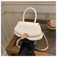 Sac à bandoulière croisé pour femme, nouveau design de niche, forme éventail, fermeture à rabat, doublure polyester, frais, élégant et polyvalent