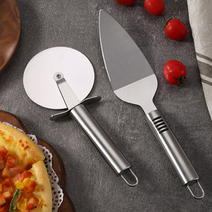 ชุดอุปกรณ์ทำพิซซ่า 2 ชิ้น ทำจากสแตนเลส ประกอบด้วยที่ตัดพิซซ่าแบบล้อ และมีดตัดพิซซ่าแบบตะหลิว - Product Image 2