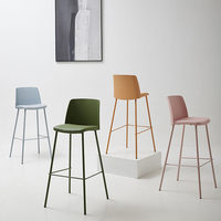 Chaise de bar moderne et simple de style italien, en plastique, légère et luxueuse, avec dossier et sans accoudoirs, pour adultes, à usage domestique