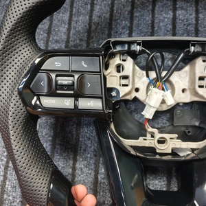 Volant sport en cuir premium noir brillant J Auto pour Land Cruiser 200 LC300 LC70 Fortuner Hilux - Product Image 6