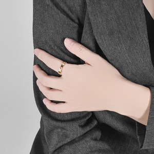 แหวนรูปหัวใจเหล็กกล้าเคลือบทอง แฟชั่นเครื่องประดับสำหรับทุกเพศ ของขวัญ - Product Image 2