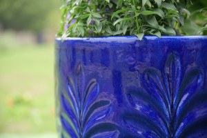 Ensemble de pots à fleurs en céramique, bleu cobalt brillant, texture gaufrée en forme de feuille, décoration intérieure et extérieure, jardin, patio, écologique, drainage - Product Image 3