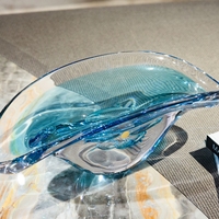 Bol décoratif en verre soufflé à la main bleu, asymétrique et festonné, avec texture d'ondulation d'eau, pièce maîtresse artistique pour la décoration de table