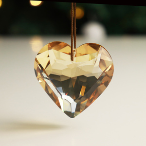 Pendentif Prisme Cœur en Verre Cristal Champagne 45mm, Décoration Suspendue Feng Shui pour Intérieur, Extérieur, Jardin, Attrape-Soleil de Noël pour Fenêtres - Product Image 1