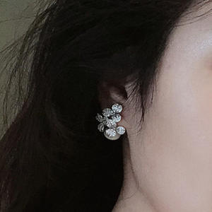 E3552 Orecchini a lobo a forma di fiore in oro bianco con pavé di diamanti e perla d'acqua dolce per gioielli di lusso da donna - Product Image 4