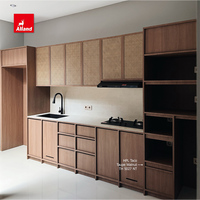 Armoire de cuisine Alland moderne et minimaliste en placage de noyer taupe avec porte squelette, panneaux en rotin et robinet d'évier noir