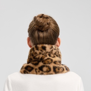 Sciarpa Corta Invernale da Donna in Ecopelliccia con Colletto in Pelliccia, Stampa Leopardata, Accessorio Moda Casual Ecologico - Product Image 2