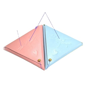 Pochette à bijoux en cuir microfibre triangulaire avec logo personnalisé en relief, design tendance - Product Image 3