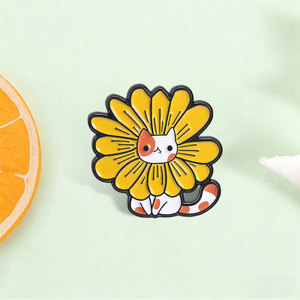 Épinglette en émail personnalisée Chat Tournesol, Badge Métallique Animal Mignon, Épinglette de Col Tournesol, Bijou Créatif, Cadeau pour Elle - Product Image 1