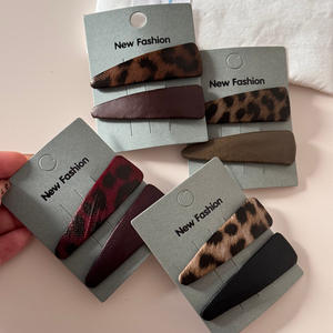 กิ๊บติดผมรูปสามเหลี่ยมลายเสือดาวเรียบง่าย กิ๊บหนีบผมด้านข้างทำจากหนังและผ้า แฟชั่นสำหรับผู้หญิง เครื่องประดับผมสุดหรู - Product Image 1