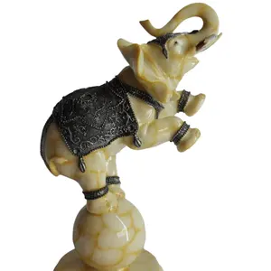 Benutzer definierte Harz Feng Shui Elefant Statue Reichtum Glück Figur Schritt auf einem Ball Office Home Decor Skulptur Geschenk