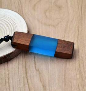 Collar con Colgante de Resina y Madera Rectangular Hecho a Mano y Personalizado, en Oferta - Product Image 4