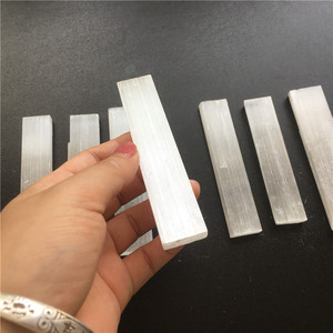 Bâtons de sélénite de <span class=keywords><strong>gypse</strong></span> de <span class=keywords><strong>pierre</strong></span> précieuse baguettes d'énergie pierres brutes de sélénite - Product Image 5