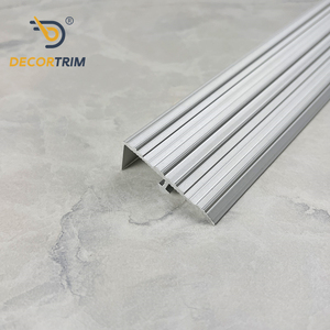 DECORTRIM Profilé en aluminium sur mesure de haute qualité <span class=keywords><strong>pour</strong></span> marches d'<span class=keywords><strong>escalier</strong></span> intérieures, nez de marche modernes <span class=keywords><strong>pour</strong></span> divers styles, accessoires d'<span class=keywords><strong>escalier</strong></span> - Product Image 1