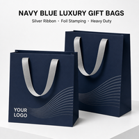 Sacs cadeaux de luxe bleu marine avec poignées en ruban argenté, estampage à chaud robuste, sac de shopping en papier personnalisé avec logo pour la vente au détail