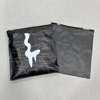 Sacs d'emballage noirs de luxe pour vêtements, sacs en plastique personnalisés pour produits de soin de la peau, sacs à fermeture éclair noirs avec logo
