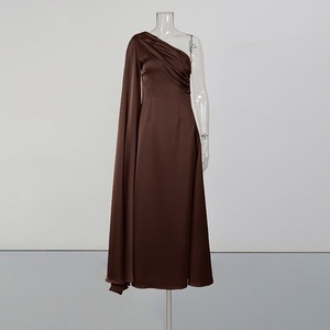 Robes longues élégantes en satin vert pour femmes, style cape, dos nu, drapées, ajustées, pour soirées formelles et banquets, respirantes, vente en gros, naturelles - Product Image 2
