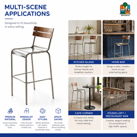 Tabouret de bar moderne de style nordique en métal brossé et bois hybride, avec dossier à 2 lattes courbes, détails rivetés et repose-pieds, hauteur de comptoir