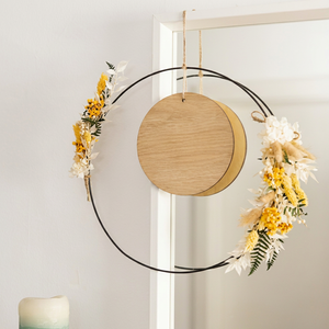 Corona de Boda Rústica de Madera y Metal, Decoración Floral Redonda Hecha a Mano, Adorno Colgante Personalizado con Nombre y Fecha - Product Image 1
