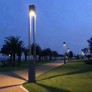 เสาไฟสวนอลูมิเนียมทันสมัย ไฟ LED 2700K แสงสีขาวนวล IP66 AC 220V พร้อมเซ็นเซอร์ตรวจจับความเคลื่อนไหว พลังงานแสงอาทิตย์ ปรับความสว่างได้ สำหรับภายนอกอาคาร - Product Image 2