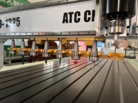 Routeur CNC 1325 à changement d'outil automatique pour la découpe, la gravure et le perçage de panneaux de meubles en bois