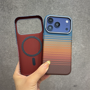 Étui de téléphone magnétique en fibre de carbone à dégradé de couleur pour iPhone 18 17 Pro Max 16 15, compatible avec la charge sans fil, ultra-fin, finition mate, coque rigide - Product Image 3