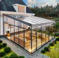 Les véranda en aluminium et verre, les serres et les salles en verre trempé, au design moderne, sont idéales pour bronzer.