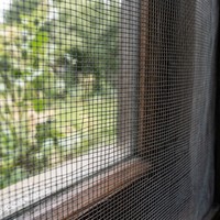 Malla de alta calidad para ventanas y mosquiteras de fibra de vidrio se pueden personalizar para adaptarse a puertas y ventanas de edificios.