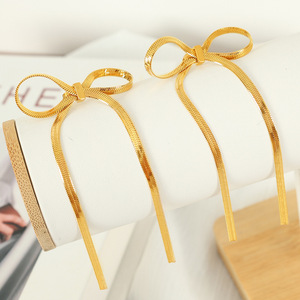 Pendientes Largos con Borlas y Lazo Estilo Retro Francés, de Acero Inoxidable con Baño de Oro, Diseño Exclusivo - Product Image 3