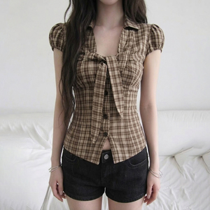 เสื้อเชิ้ตแขนพองลายสก็อตวินเทจสำหรับผู้หญิง ผูกโบว์ด้านหน้า คอปก แขนสั้น ทรงเข้ารูป สไตล์พรีปปี้ ขายส่ง - Product Image 4