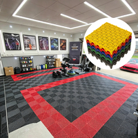 Tapis de sol modulaires en plastique, installation facile, solutions de revêtement de sol durables pour les laveries automobiles et les ateliers de detailing.