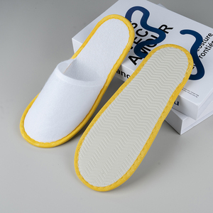 Pantuflas de Felpa Baratas Directas de Fábrica con Ribete Amarillo, Venta al Por Mayor a Bajo Precio - Product Image 2